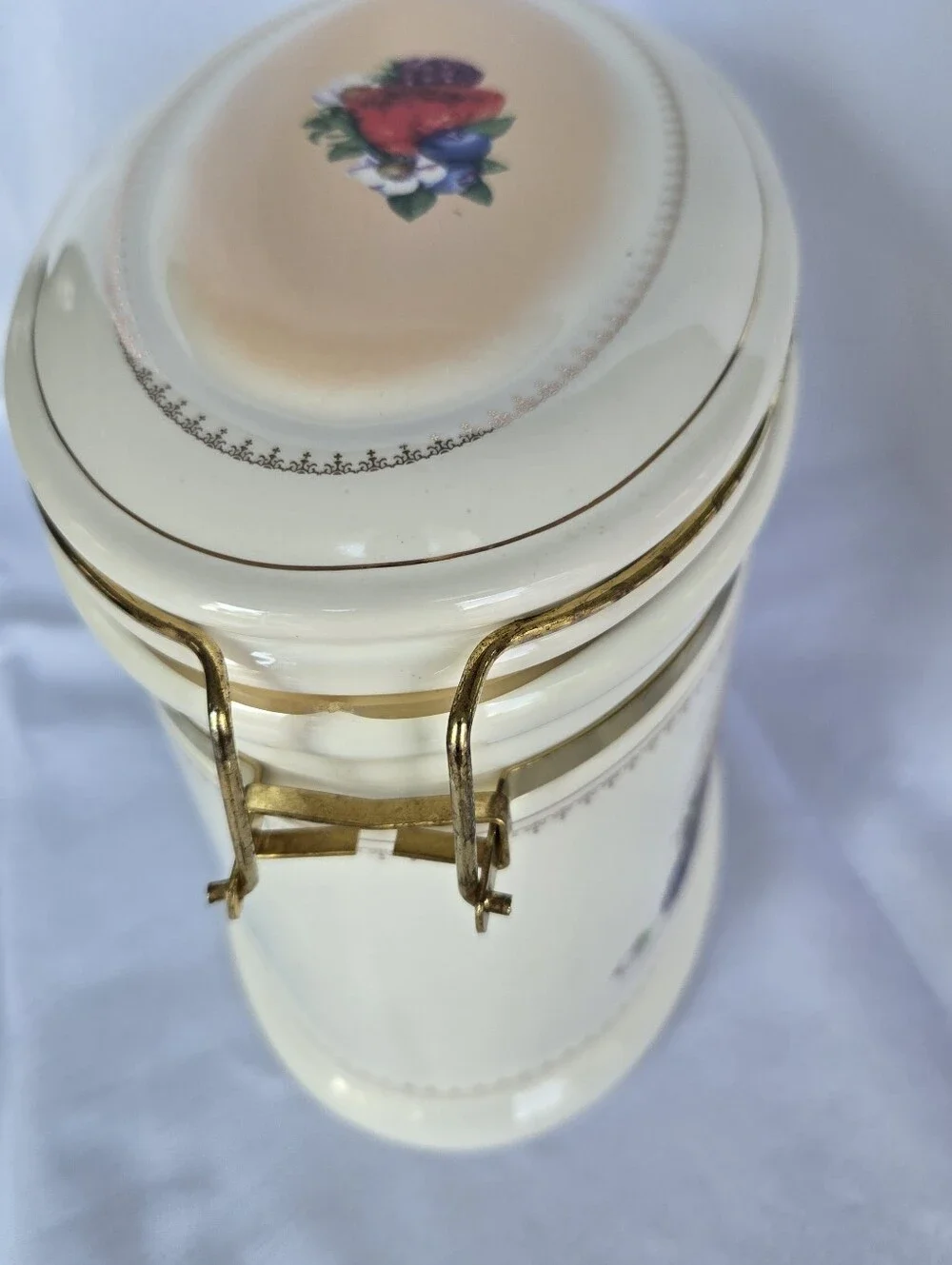 Knott's Berry Farm Ceramic Berry Canister Gold Trim